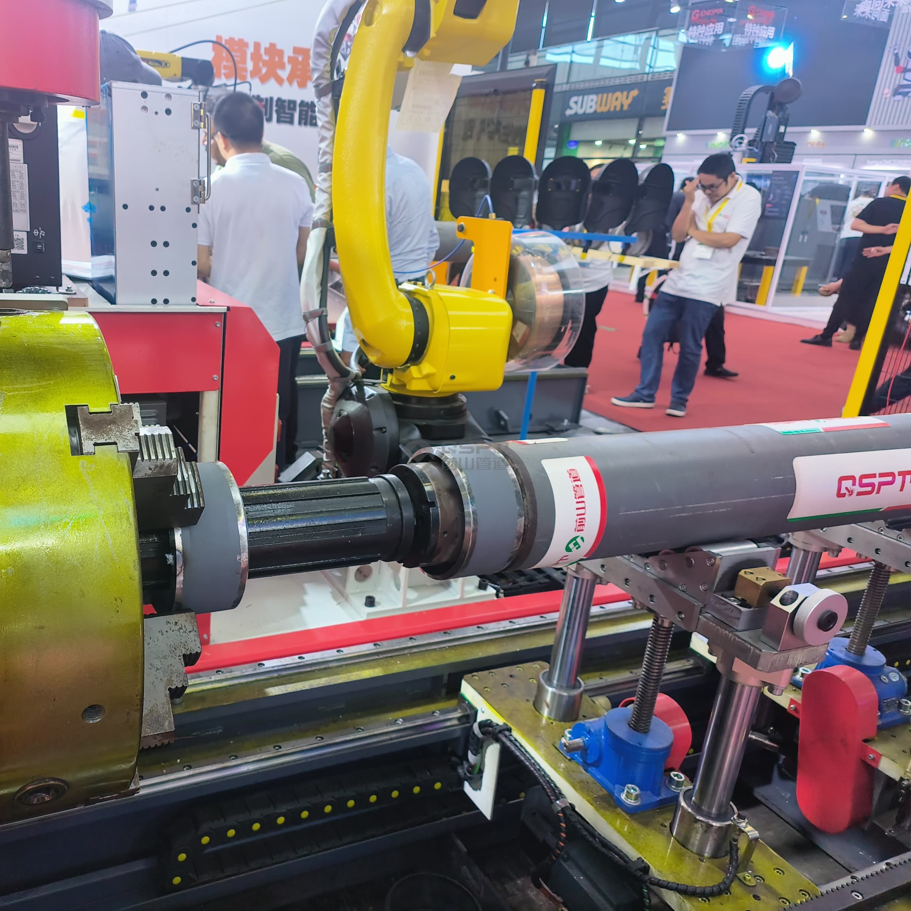 Intelligent fitting-up and intelligent welding center for pipe prefabrication
